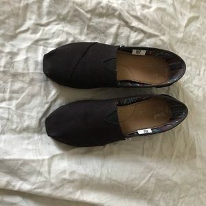 CLASSIC BLACK ON BLACK CANVAS